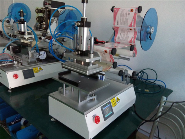 full view of YX-LM510 spout bags labeling machine semi autom