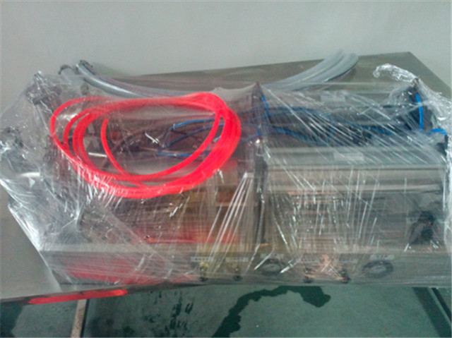 film packing of the pneumatic lqiuid filler double head.jpg