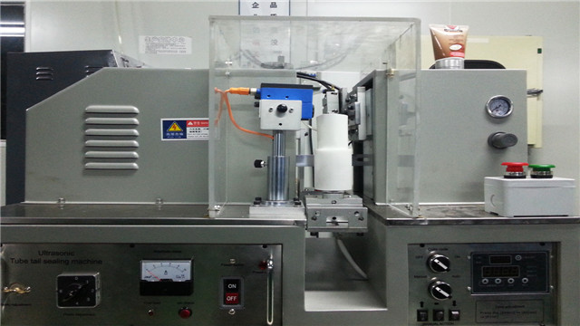front view of YX-005 ultrasonic plastic tube closing trimmin