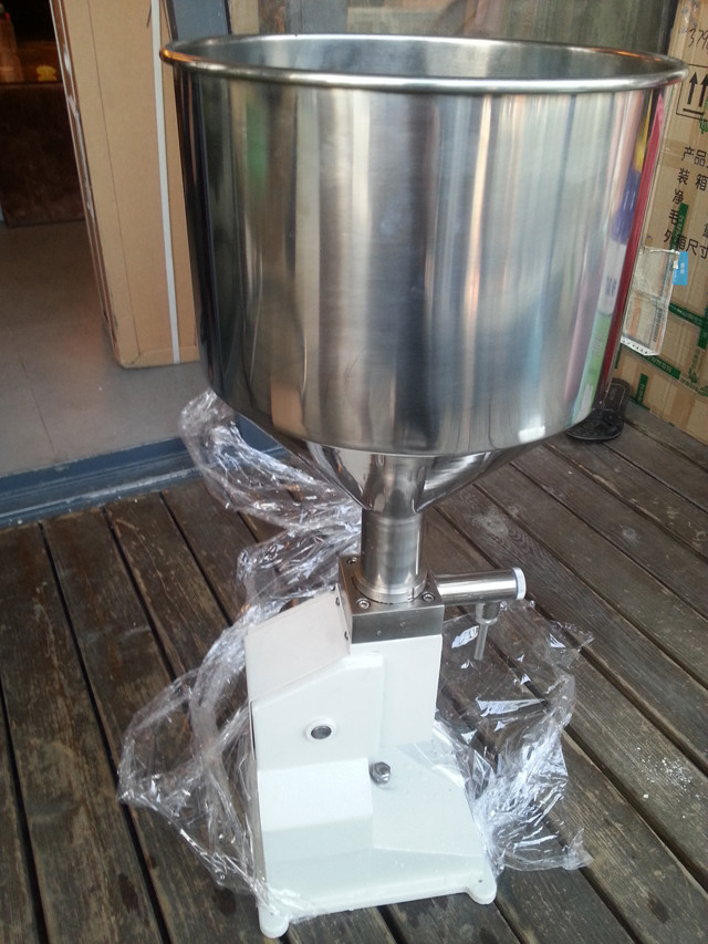 side view of  hand operated lotion liquid filling machine.jp