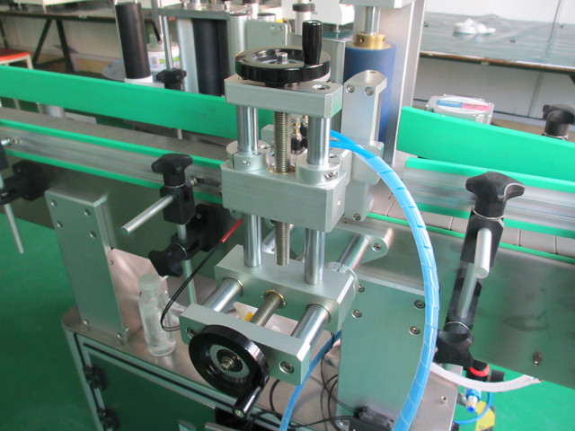 working process of metal cans labelling machines_.jpg