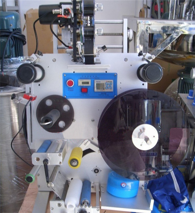 up-close Semi-automatic double side labeling machine without