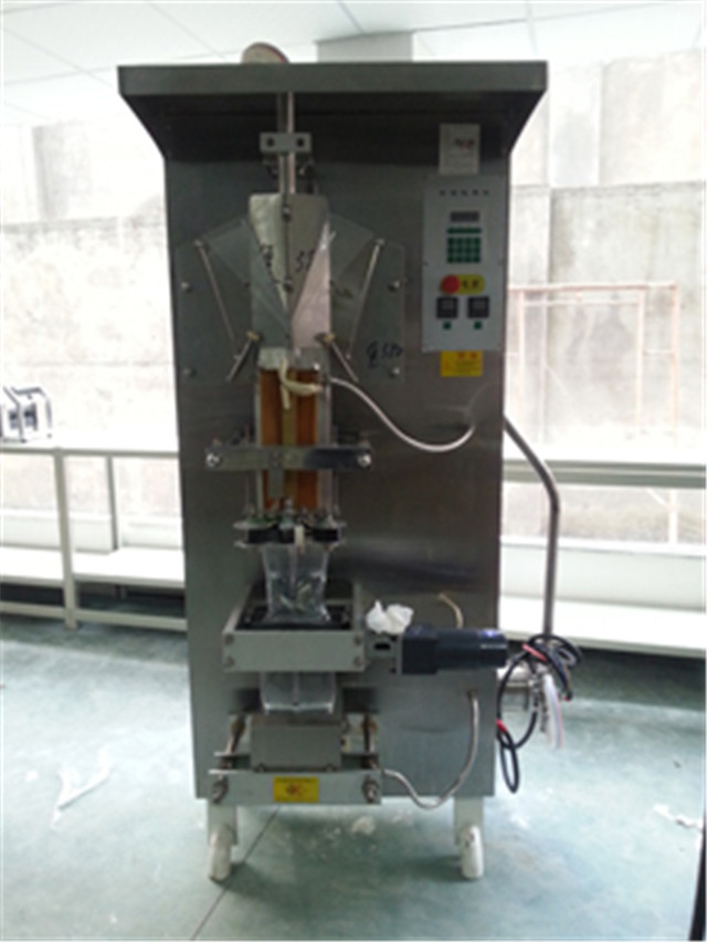 full view of YX-LP1000 liquid pouch packaging machine.jpg