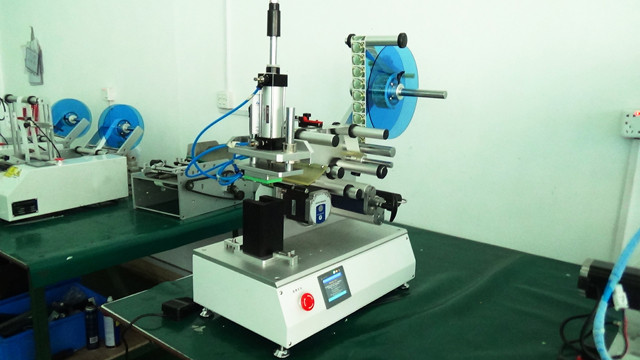 YX-LM510 flat surface perfume bottle labeling machine semi automatic test run for UAE customer