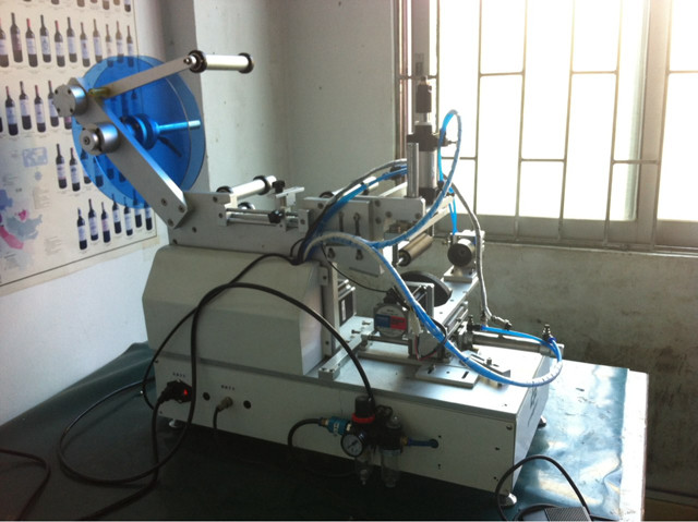 side view of YX-LM520 rolling labeling machine.jpg