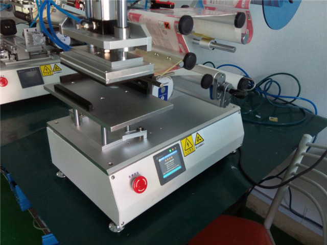 front view of YX-LM510 flat surface item labeller.jpg