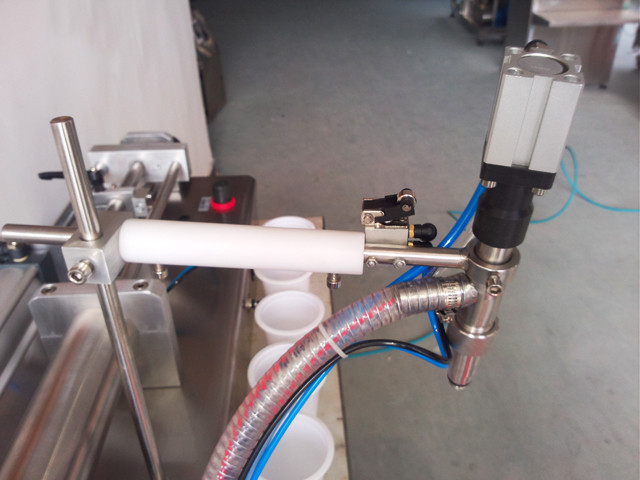up-close photo of the filling nozzle YX-LC03 portable liquid