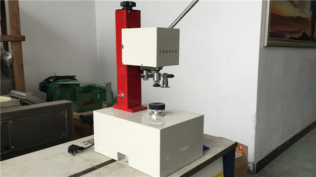 side view of  YX-1035 bench top manual vial crmping machine.