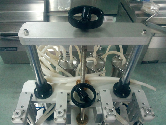top view of YX-V04 vacuum liquid filling machine.jpg
